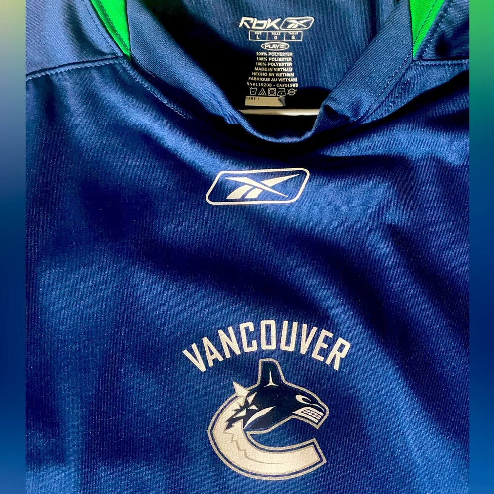 Vancouver Canucks Reebok NHL longsleeve! Like new